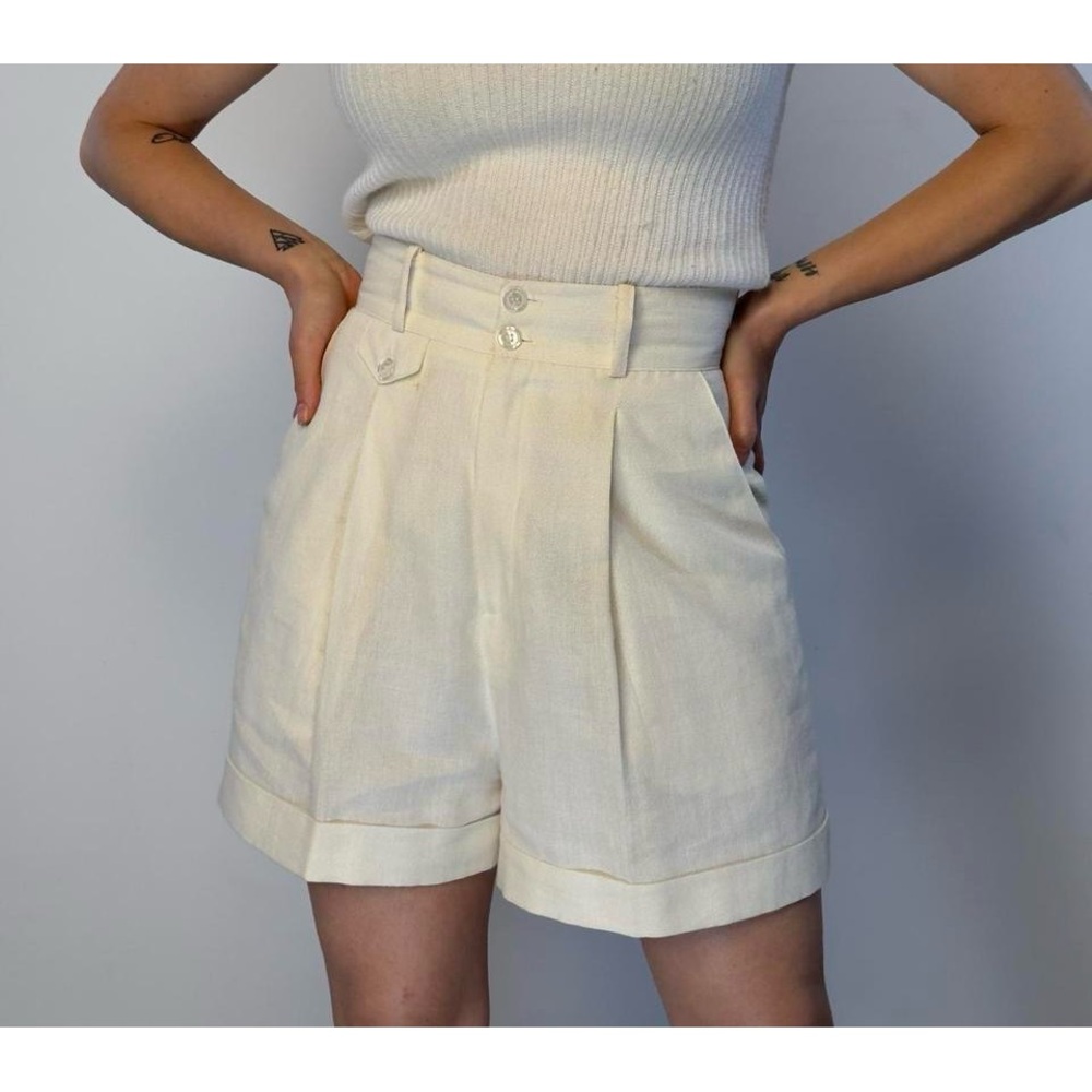 Y2K Bebe cream and white high waisted linen shorts with pockets. Women’s size S